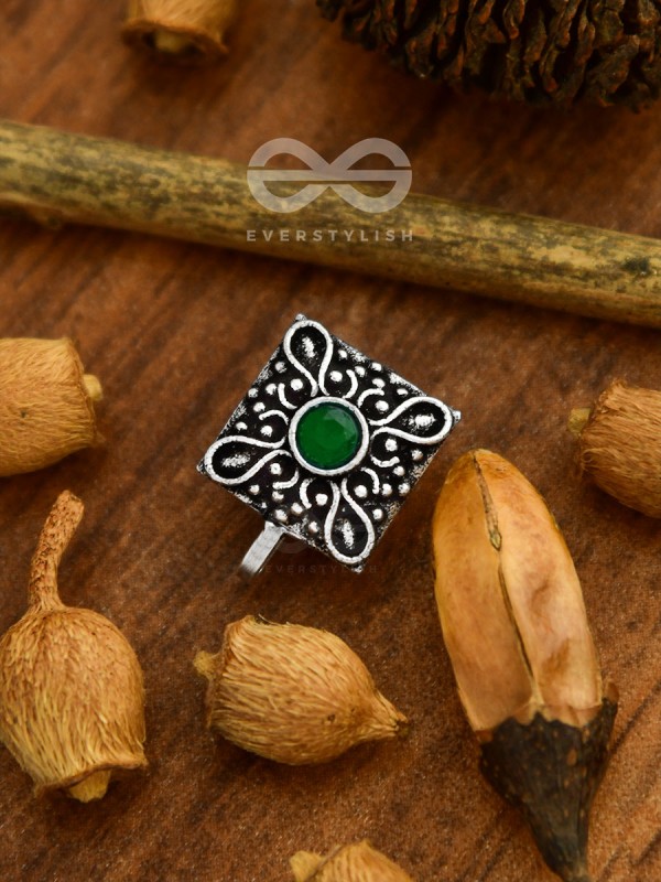 The Elegance Sqaured - Non-Pierced Boho Nosepin (Emerald Green)