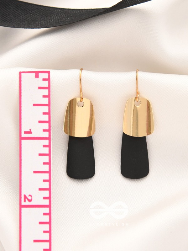 Elemntary Elegance - Golden Casual Earrings