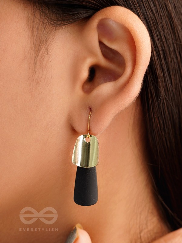 Elemntary Elegance - Golden Casual Earrings