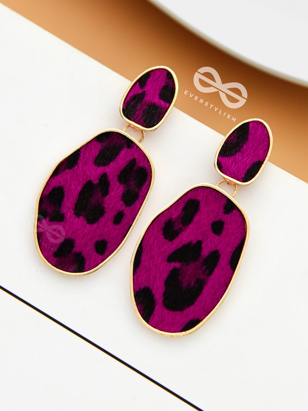 THE CHIC LEOPARDS - GOLDEN DANGLER EARRINGS (Magenta)