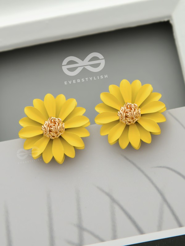 BLOOMING BLOSSOMS - Statement Stud Earrings (Bumblebee)