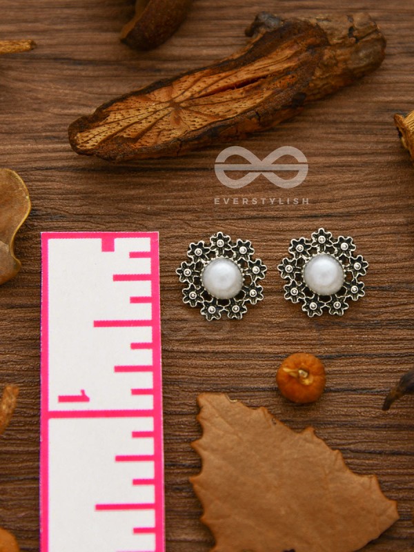 Pearl in a garden - Tiny Trinket Earrings