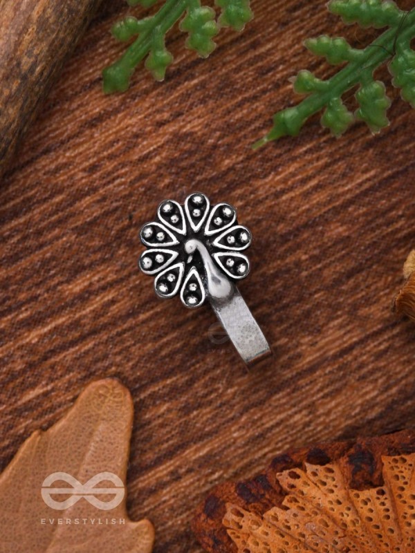 THE DANCING PEACOCK - OXIDISED PRESS-ON NOSEPIN