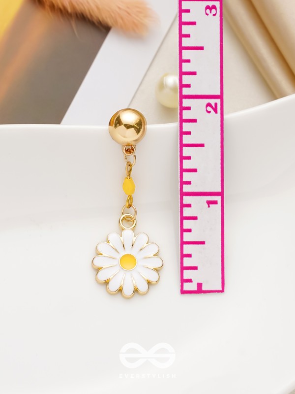 THE WHITE DAISIES - GOLDEN EMBELLISHED EARRINGS
