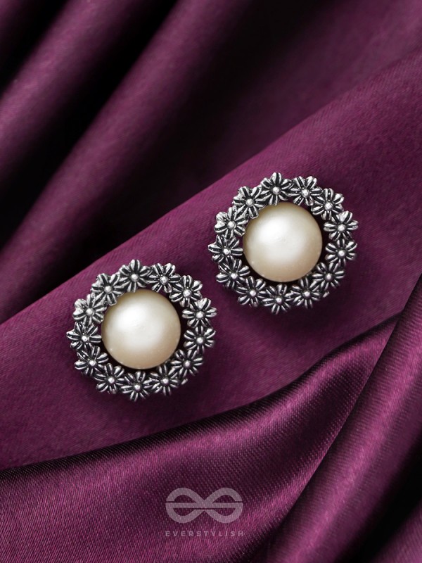 The Snowy Wreath- Oxidised Pearl Stud Earrings