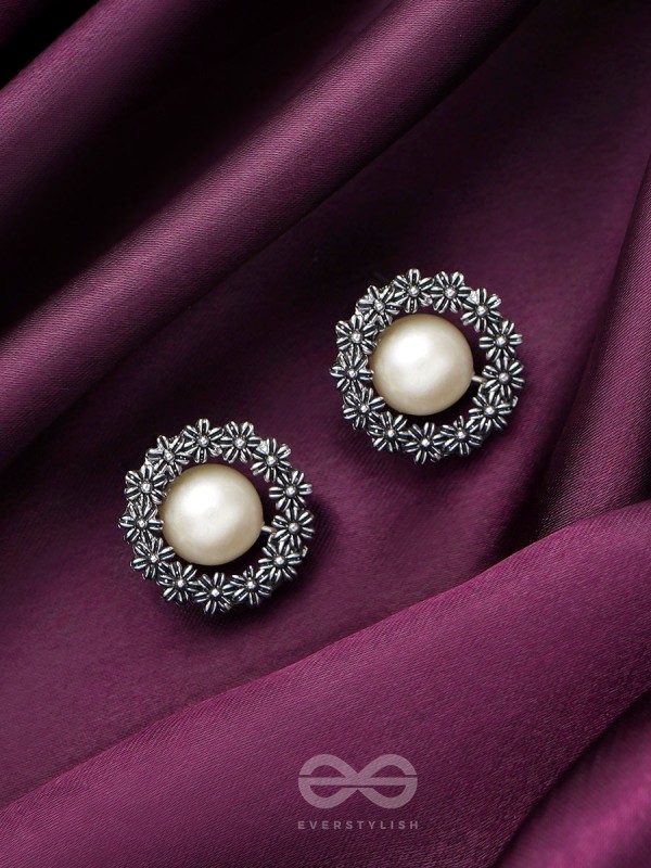 The Snowy Wreath- Oxidised Pearl Stud Earrings