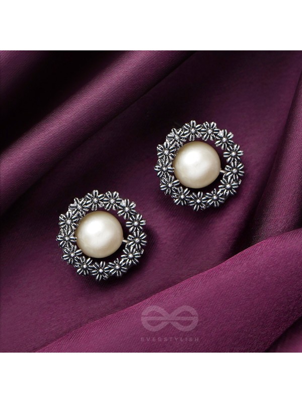 The Snowy Wreath- Oxidised Pearl Stud Earrings