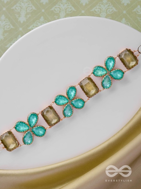 PRISTINE PEAR PERFECTION - CLASSIC AND MORDERN CHOKER