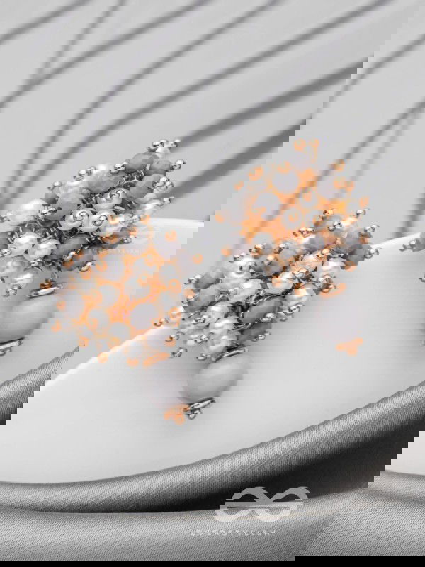 THE GRACEFUL BLOOMS - CASUAL PEAL EARRINGS