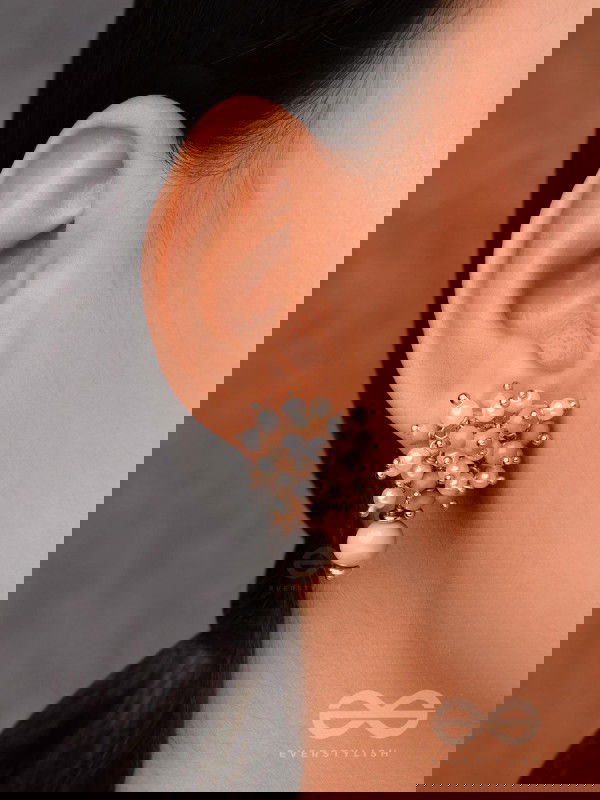 THE GRACEFUL BLOOMS - CASUAL PEAL EARRINGS
