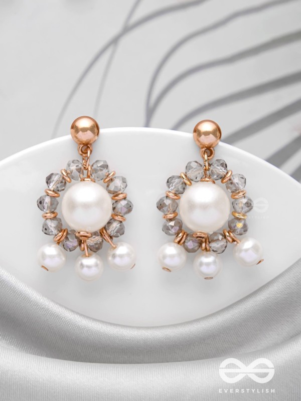 THE RADIATING CLOUDS - CLASSIC PEARL EARRINGS