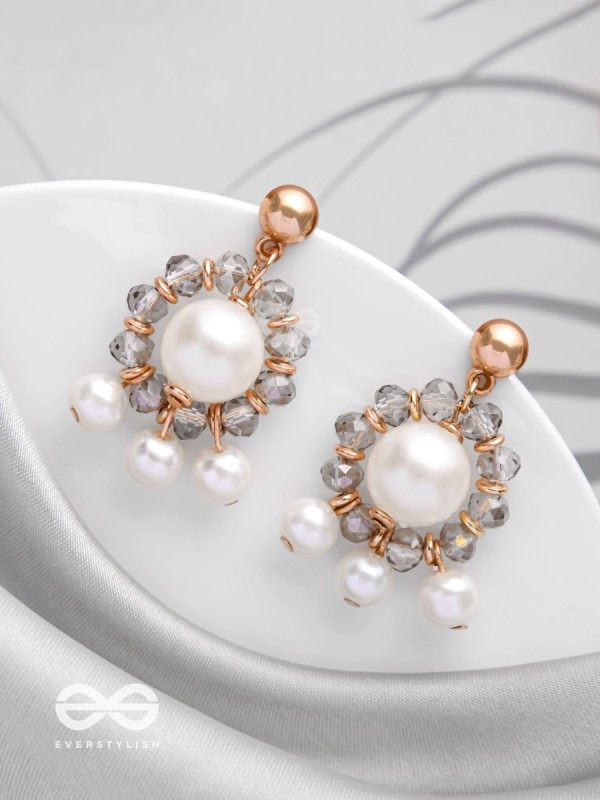 THE RADIATING CLOUDS - CLASSIC PEARL EARRINGS