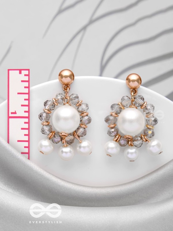 THE RADIATING CLOUDS - CLASSIC PEARL EARRINGS