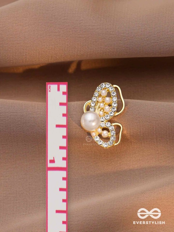 SPREADING THE WINGS - GOLDEN PEARL STUDS