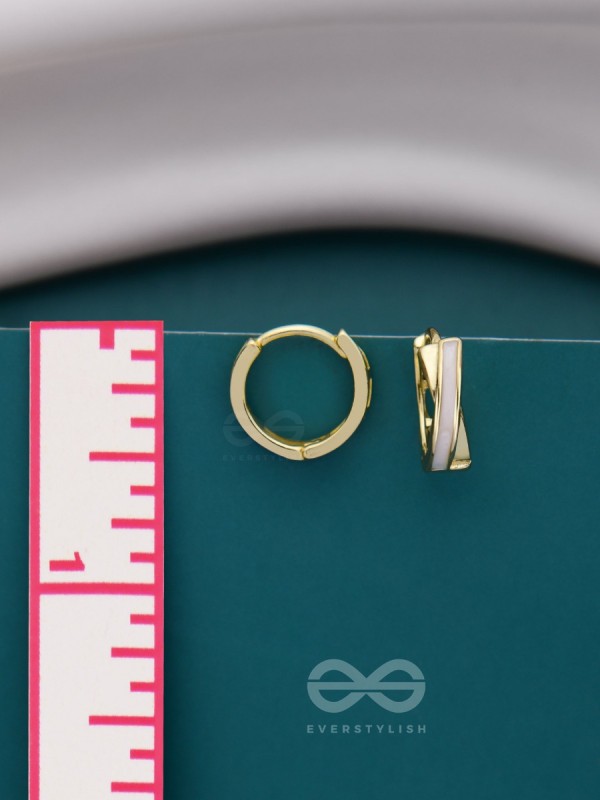 MINI ME - GOLDEN ENAMELLED EARRINGS (WHITE)