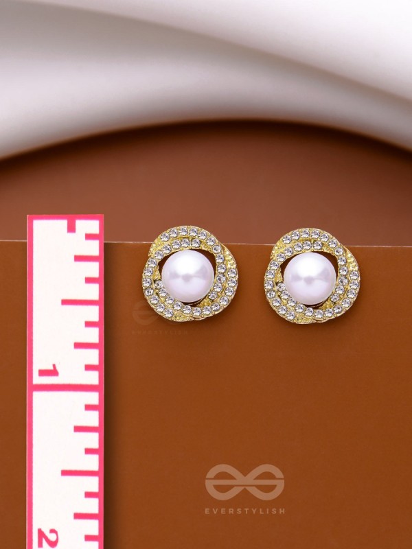 THE FLOWER POWER - GOLDEN PEARL STUDS