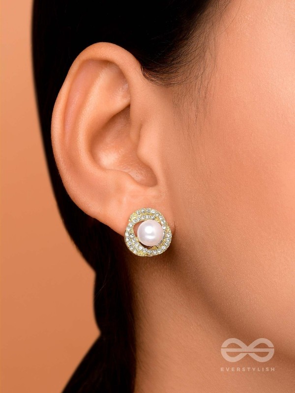 THE FLOWER POWER - GOLDEN PEARL STUDS