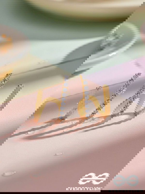 GLITTER GROOVE - GOLDEN STUD EARRINGS