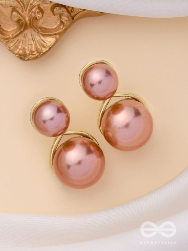 LOOP-DE-LOOP - GOLDEN PEARL STUDS 
