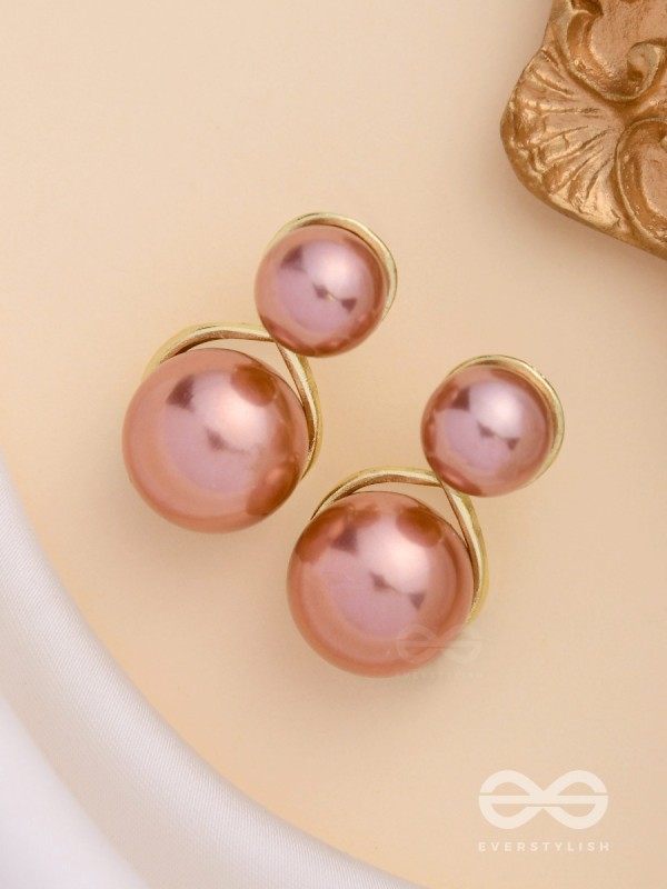 LOOP-DE-LOOP - GOLDEN PEARL STUDS 