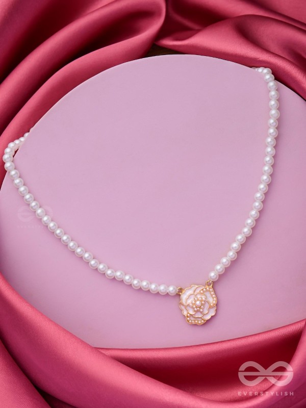 A GLISTENING WHITE PEONY - GOLDEN PEARL NECKPIECE 