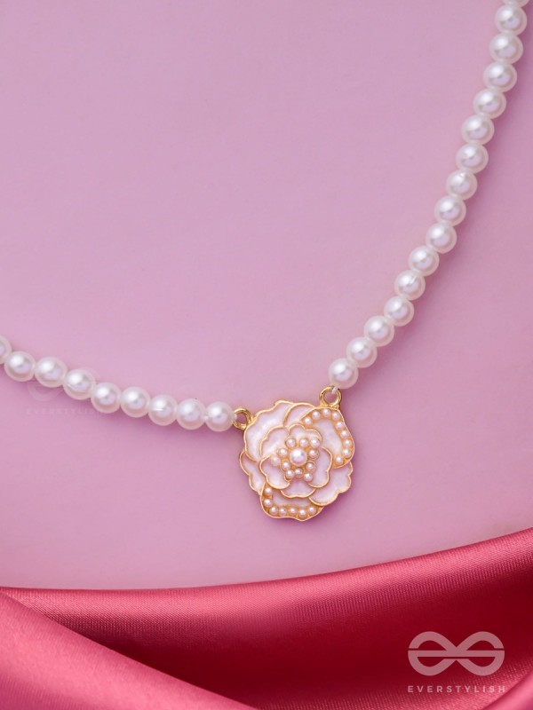 A GLISTENING WHITE PEONY - GOLDEN PEARL NECKPIECE 