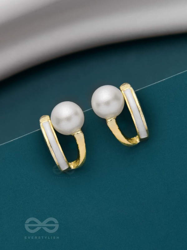 MOONLIT PEARL- ENAMELLED STUD EARRINGS (WHITE)