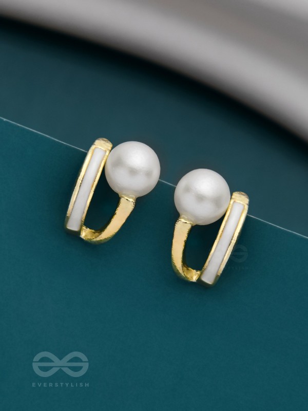 MOONLIT PEARL- ENAMELLED STUD EARRINGS (WHITE)