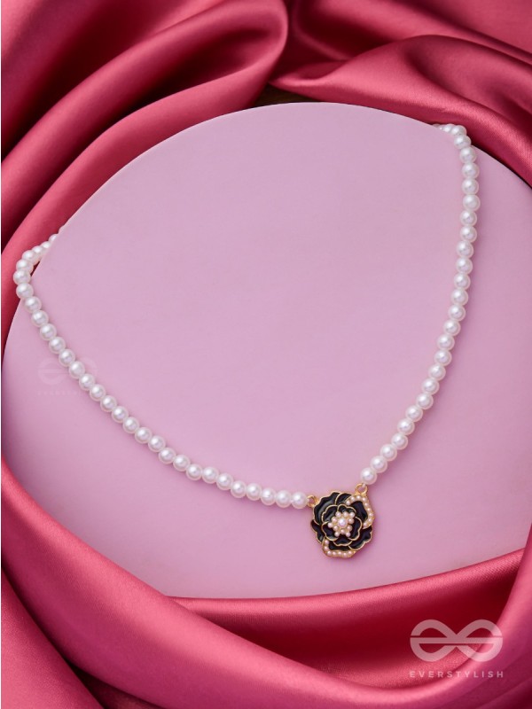 A GLISTENING BLACK PEONY - GOLDEN PEARL NECKPIECE 