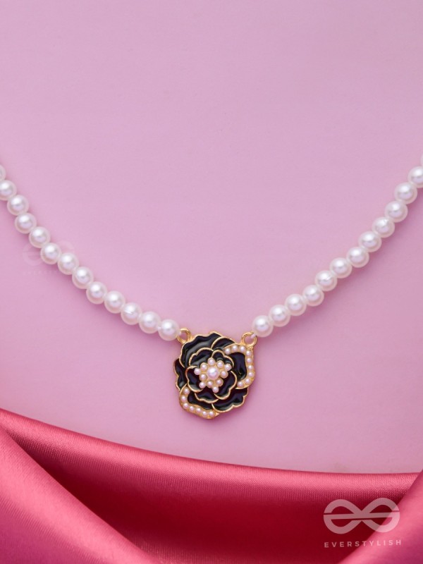 A GLISTENING BLACK PEONY - GOLDEN PEARL NECKPIECE 