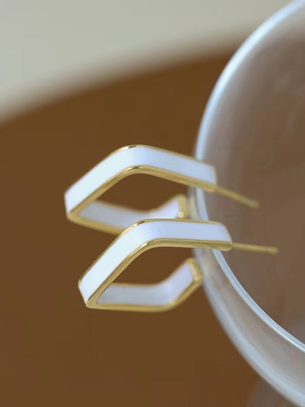 ONCE UPON A SQUARE - GOLDEN ENAMELLED EARRINGS (WHITE)