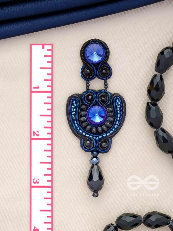 AVALAMBA - THE SUPPORTED CURVE - STONE AND BEADS EMBROIDERED EARRINGS