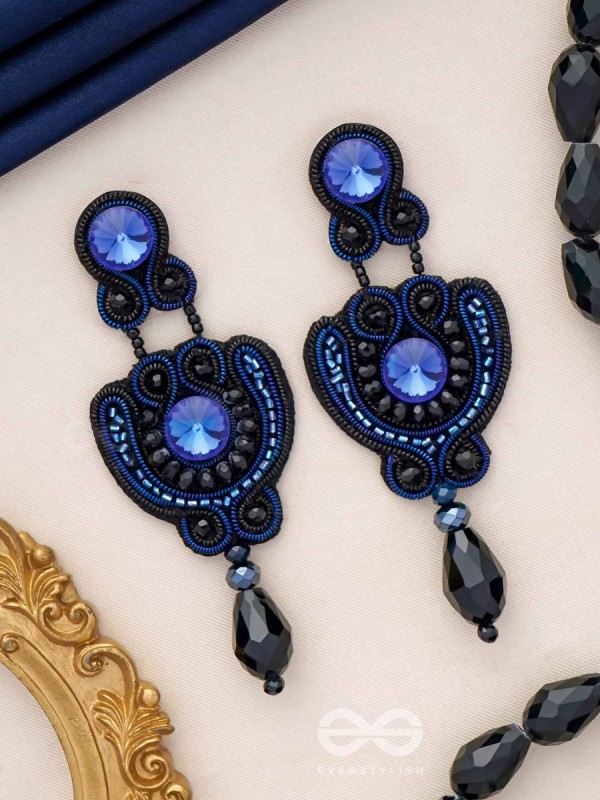 AVALAMBA - THE SUPPORTED CURVE - STONE AND BEADS EMBROIDERED EARRINGS