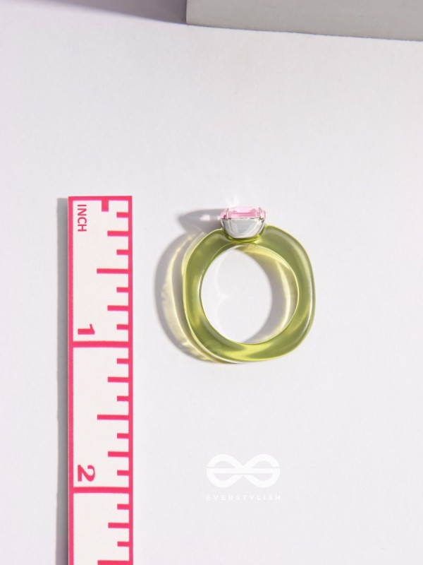 SPRINGTIME SPARKLERS - STATEMENT ACRYLIC RING