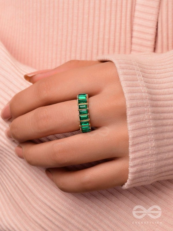 SPARKLING HALO - GOLDEN EMBELLISHED RING (GREEN)