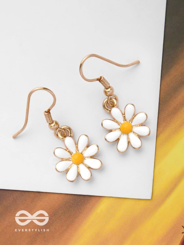 LITTLE DAISY DROPS - GOLDEN EMAMELLED EARRINGS