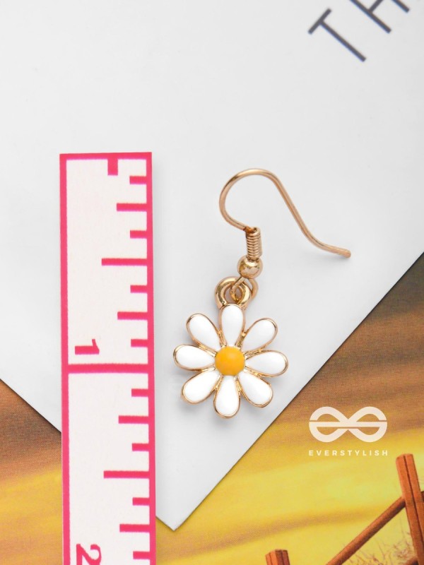 LITTLE DAISY DROPS - GOLDEN EMAMELLED EARRINGS