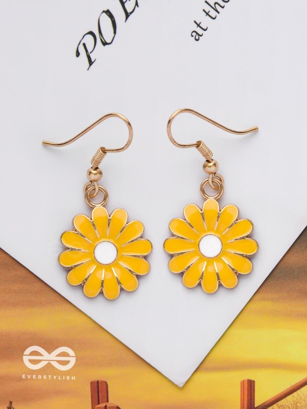 THE LIVELY DAISY - GOLDEN EMBELLISHED EARRINGS