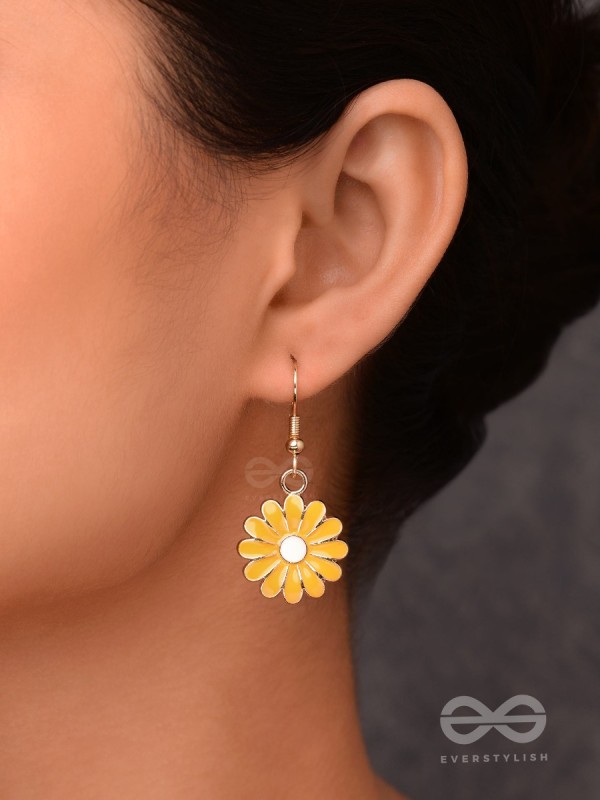 THE LIVELY DAISY - GOLDEN EMBELLISHED EARRINGS