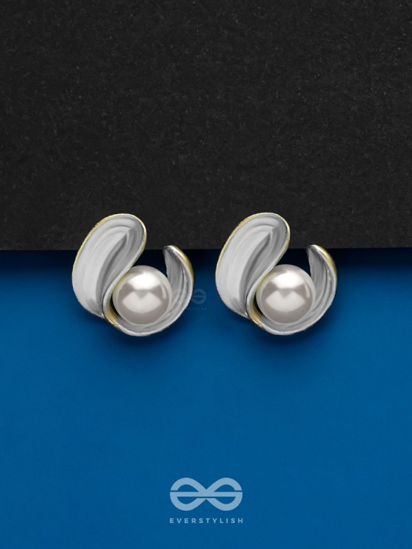 THE CURLY PEARL - GOLDEN EMBELLISHED STUD EARRINGS