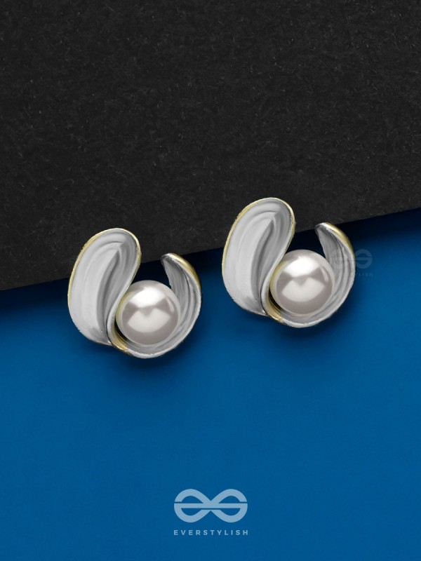 THE CURLY PEARL - GOLDEN EMBELLISHED STUD EARRINGS