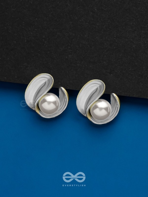 THE CURLY PEARL - GOLDEN EMBELLISHED STUD EARRINGS