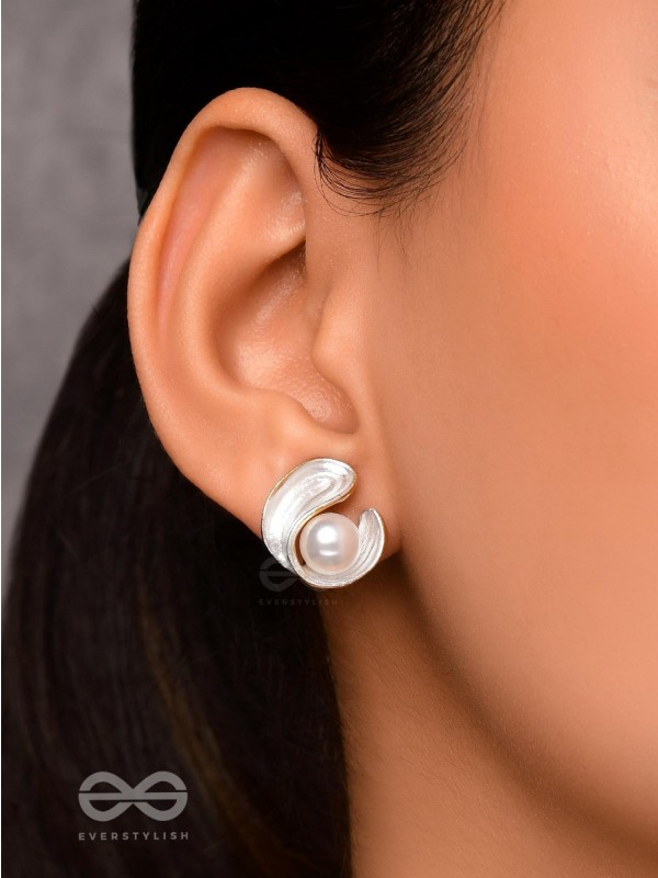 THE CURLY PEARL - GOLDEN EMBELLISHED STUD EARRINGS