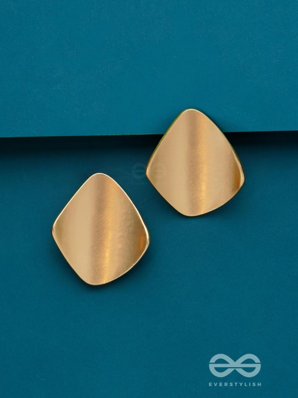 ARCHED AURA - GOLDEN STUD EARRINGS