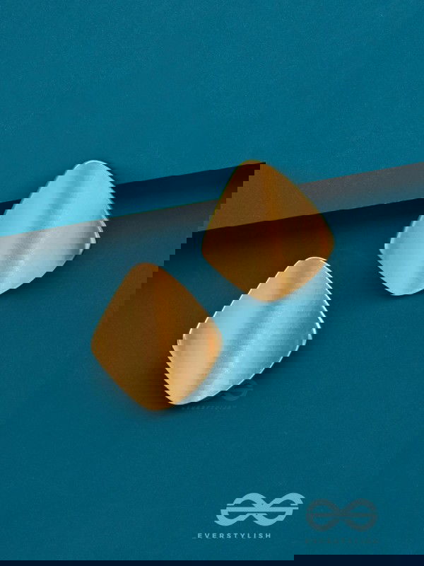 ARCHED AURA - GOLDEN STUD EARRINGS