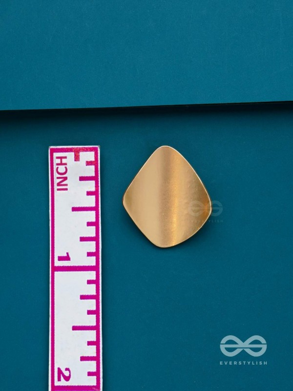 ARCHED AURA - GOLDEN STUD EARRINGS