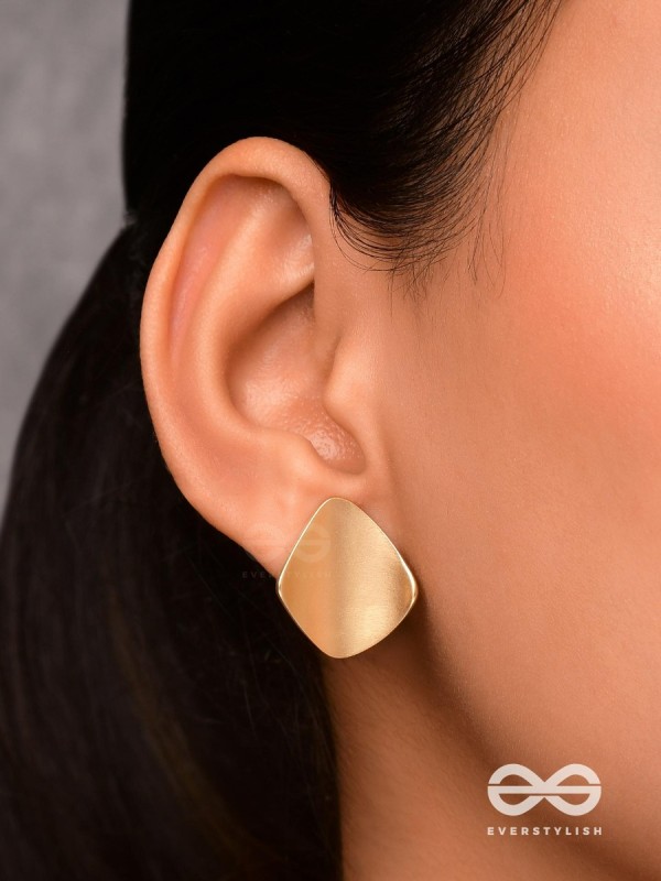 ARCHED AURA - GOLDEN STUD EARRINGS
