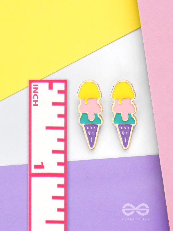 SCOOP 'N SPARKLE - GOLDEN EMBELLISHED STUD EARRINGS