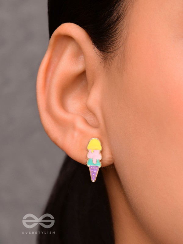 SCOOP 'N SPARKLE - GOLDEN EMBELLISHED STUD EARRINGS