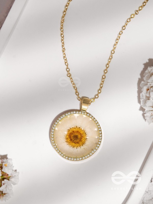 The Daisy Princess - Pressed Flower Resin Pendant With Anti-Tarnish Coating